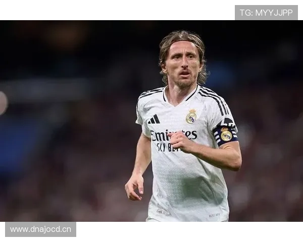 在中场组织下莫德里奇与克罗斯传球路径分化趋势