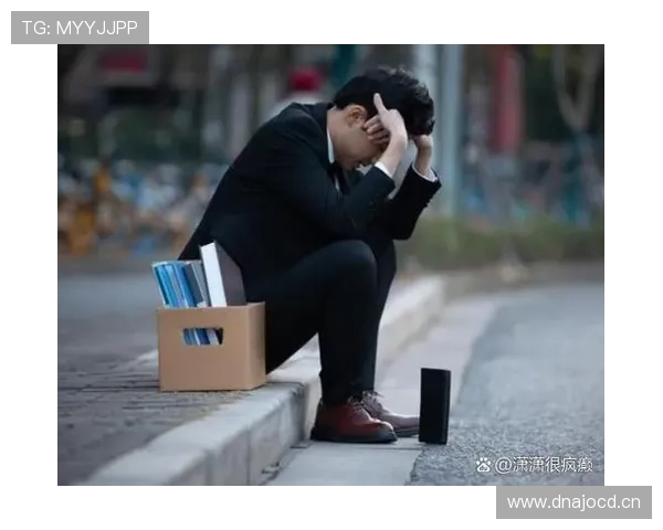 阿尔瓦雷斯在菜市场拎着名牌礼盒和塑料袋，画面像两种人生